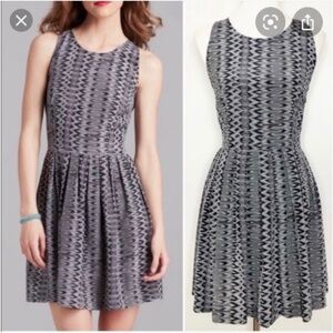 JOIE Sleeveless Fit and Flare Dress Size XS 100% Silk Gray Print Pleated artsy